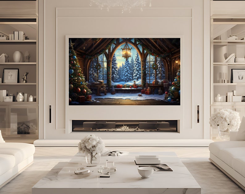 Pode incluir: Uma pintura digital de uma cabana aconchegante decorada para o Natal. A cabana tem uma grande janela com vista para uma floresta nevada. A janela &eacute; adornada com uma coroa e uma corrente de luzes. H&aacute; &aacute;rvores de Natal e presentes dentro da cabana.