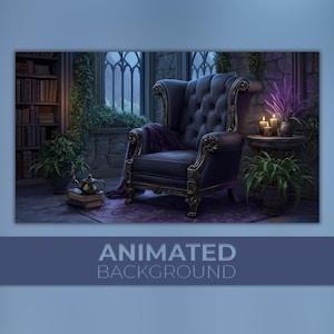 Op de afbeelding: Illustratie van een donkere, gecapitonneerde fauteuil met sierlijke details, een paarse deken en een kleine bijzettafel met kaarsen en planten. De scène speelt zich af in een kamer met een gotisch raam en een boekenkast. De tekst "ANIMATED BACKGROUND" staat onderaan.