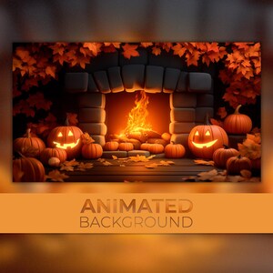 Puede incluir: Una chimenea con un fuego crepitante y calabazas con caras talladas. Las calabazas están dispuestas en un suelo de madera con hojas de otoño esparcidas a su alrededor. La chimenea es de piedra y tiene una chimenea de ladrillo. El fondo es una imagen borrosa de hojas de otoño.