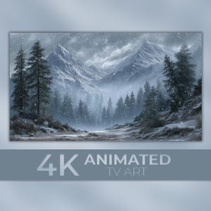 Puede incluir: Una pintura digital de un paisaje montañoso nevado con árboles de hoja perenne. La obra de arte presenta una paleta de colores apagados de grises, blancos y azules, con nieve cayendo. El texto "4K ANIMATED TV ART" se muestra en la parte inferior.