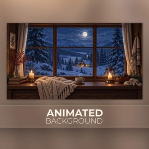 Könnte beinhalten: Ein Fensterblick auf eine verschneite Berglandschaft bei Nacht mit Vollmond, einer Hütte und Tannenbäumen. Auf dem hölzernen Fensterbrett liegen eine cremefarbene Strickdecke, eine Tasse, zwei Kerzen, eine Vase mit roten Beeren und Tannenzapfen.