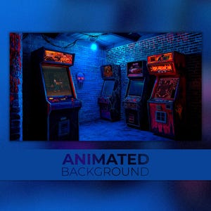 Può includere: Quattro cabinet di giochi arcade vintage in una stanza scarsamente illuminata con pareti in mattoni. I cabinet sono illuminati da luci al neon blu e viola. I giochi sono "Mortal Kombat", "Galaga", "Donkey Kong" e "Teenage Mutant Ninja Turtles".