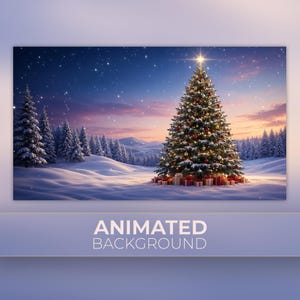 Op de afbeelding: Een grote, verlichte kerstboom staat in een besneeuwd landschap bij schemering, versierd met ornamenten en lichtjes, bekroond met een heldere ster. Talrijke geschenkdozen liggen aan de voet, omringd door met sneeuw bedekte dennenbomen.