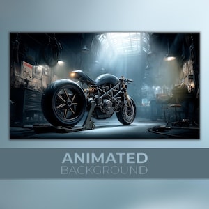 Puede incluir: Imagen digital de una motocicleta negra en un taller. La rueda trasera tiene detalles dorados. La escena está iluminada por lámparas colgantes y un rayo de luz. Las palabras "ANIMATED BACKGROUND" se muestran en la parte inferior de la imagen.