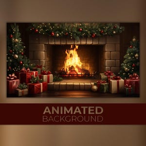 Puede incluir: Una acogedora escena navideña con una chimenea y un fuego encendido, árboles de Navidad decorados y regalos envueltos. Los regalos son rojos, verdes y blancos con cintas rojas. Se muestra el texto "ANIMATED BACKGROUND".