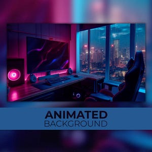 以下が含まれることがあります： アニメーションの背景、キーボード、マウス、スピーカー2つが置かれたコンピューターデスク。前景にはゲーミングチェア、背景には夜の街並みを望む窓がある。部屋はピンクとブルーのネオンライトで照らされている。