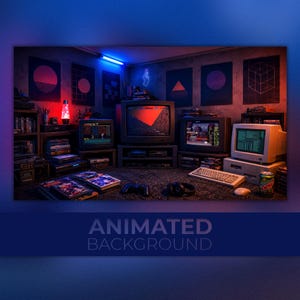 Può includere: Un'impostazione di gioco retrò con più televisori CRT, un computer vintage e console di gioco. La stanza è decorata con poster e una lampada a lava, creando un'atmosfera nostalgica. Il testo "ANIMATED BACKGROUND" è in basso.
