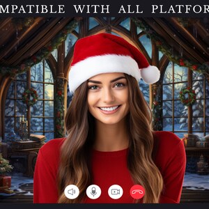 Pode incluir: Uma mulher usando um chap&eacute;u de Papai Noel vermelho e um su&eacute;ter vermelho est&aacute; em uma videochamada. O fundo &eacute; uma cena de Natal festiva com uma &aacute;rvore de Natal decorada, uma janela com vista para a neve e uma lareira.