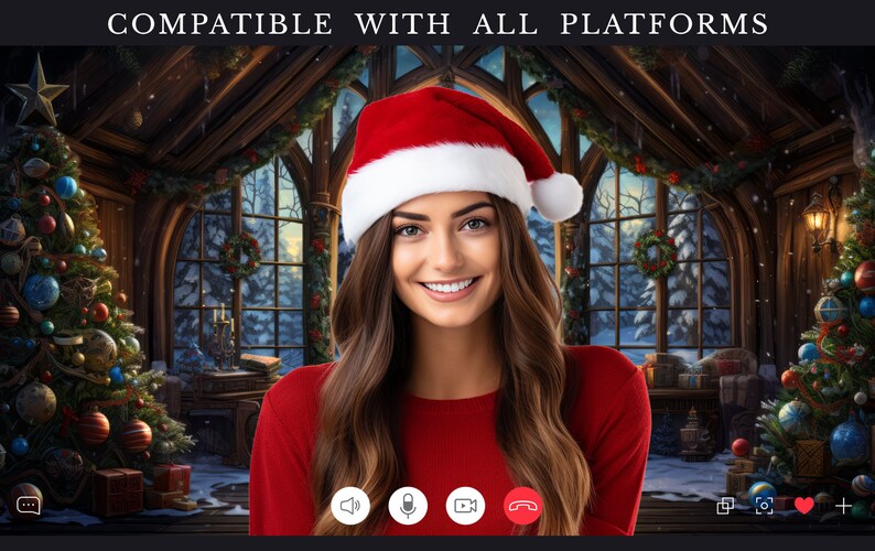 Pode incluir: Uma mulher usando um chap&eacute;u de Papai Noel vermelho e um su&eacute;ter vermelho est&aacute; em uma videochamada. O fundo &eacute; uma cena de Natal festiva com uma &aacute;rvore de Natal decorada, uma janela com vista para a neve e uma lareira.