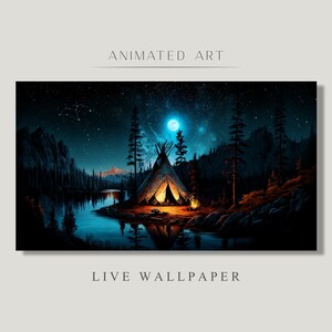 Puede incluir: Una ilustración digital de una tienda de campaña tipi con una fogata delante. El tipi está iluminado desde el interior y el fuego brilla. La escena se desarrolla en un bosque por la noche con luna llena y estrellas en el cielo. El agua del lago refleja la luna y las estrellas.