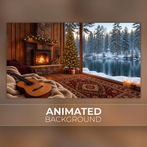Op de afbeelding: Een akoestische gitaar ligt op een beige, getextureerde deken bij een stenen open haard met een brandend vuur. Een versierde kerstboom staat naast een groot raam met uitzicht op een besneeuwd bos en meer. Tekst ANIMATED BACKGROUND.