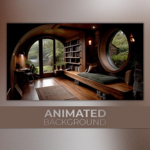 Puede incluir: Una acogedora habitación de madera con una gran ventana arqueada con vistas a un exuberante bosque verde. La habitación cuenta con una estantería empotrada, un largo banco de madera con un cojín verde y un pequeño escritorio con una silla. La habitación está iluminada por la luz natural de la ventana y una lámpara en el escritorio.