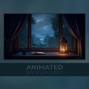 Puede incluir: Imagen de fondo animada de una escena de ventana. Cortinas azul oscuro enmarcan una ventana con vistas a un paisaje lluvioso. Una linterna encendida, una taza y un libro abierto están sobre una mesa de madera. El texto "ANIMATED BACKGROUND" está en la parte inferior.