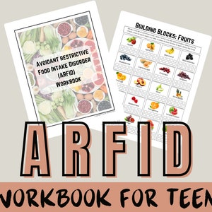 Puede incluir: Un libro de trabajo para adolescentes con el título "ARFID Workbook for Teens" y una imagen colorida de varias frutas y verduras. El libro de trabajo está diseñado para ayudar a los adolescentes con trastorno de la ingesta alimentaria restrictiva evitativa (ARFID).