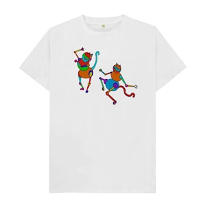 Könnte beinhalten: Weißes T-Shirt mit einer bunten Illustration von zwei tanzenden Comic-Katzen. Die Katzen bestehen aus Kreisen und Linien in verschiedenen Farben, darunter Rot, Orange, Gelb, Grün, Blau, Lila und Pink.