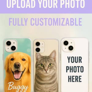 Op de afbeelding: Drie telefoonhoesjes met verschillende ontwerpen. Eén hoesje heeft een lachende golden retriever met de naam "Buggy". Een ander hoesje toont een grijze tabby kat. Het derde hoesje is wit met de tekst "YOUR PHOTO HERE". De bovenkant van de afbeelding leest "UPLOAD YOUR PHOTO" en "FULLY CUSTOMIZABLE".