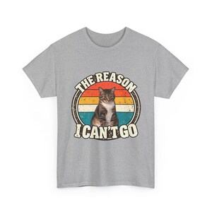 Camiseta personalizada com foto do seu pet | Camiseta personalizada para cachorro ou gato | Camiseta retrô "O motivo pelo qual não posso ir" | Presente divertido para amantes de animais imagem 15
