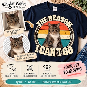 Pode incluir: Uma t-shirt azul-marinho com o gr&aacute;fico de um gato malhado castanho centrado num design circular de p&ocirc;r do sol. O texto diz THE REASON I CAN'T GO. O design inclui uma ilustra&ccedil;&atilde;o que mostra o processo de edi&ccedil;&atilde;o para a t-shirt.