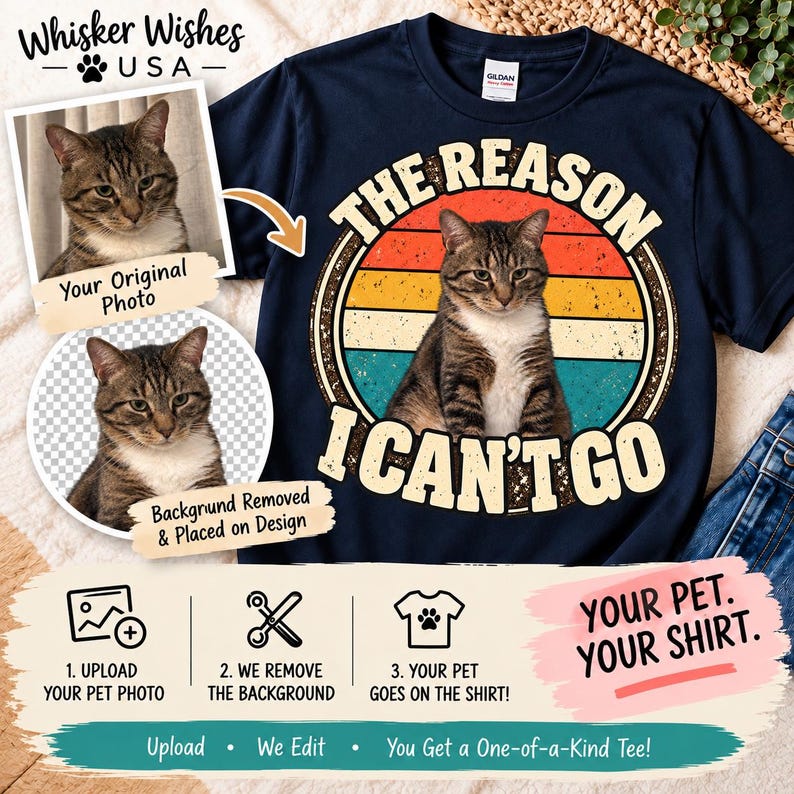Pode incluir: Uma t-shirt azul-marinho com o gr&aacute;fico de um gato malhado castanho centrado num design circular de p&ocirc;r do sol. O texto diz THE REASON I CAN'T GO. O design inclui uma ilustra&ccedil;&atilde;o que mostra o processo de edi&ccedil;&atilde;o para a t-shirt.