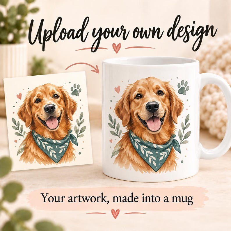 Op de afbeelding: Een witte keramische mok met een golden retriever die een blauwgroene bandana met een wit bladpatroon draagt, omringd door kleine hartjes en pootafdrukken. De tekst "Upload your own design" en "Your artwork, made into a mug" staat erop gedrukt.