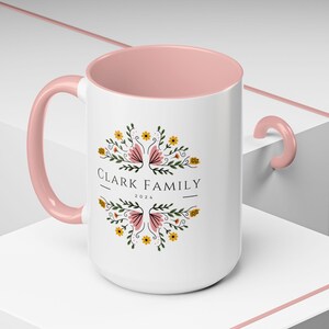 Personaliseer je slokje: 15 oz koffiemok bloemenaccent met levendig roze interieur en handvat, aanpasbare cadeaumok, kerstcadeaumok voor haar