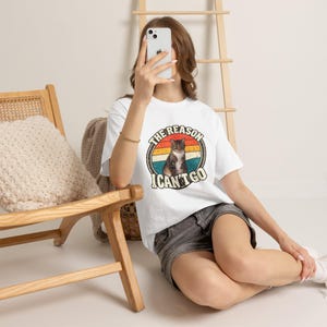 Camiseta personalizada com foto do seu pet | Camiseta personalizada para cachorro ou gato | Camiseta retrô "O motivo pelo qual não posso ir" | Presente divertido para amantes de animais imagem 6