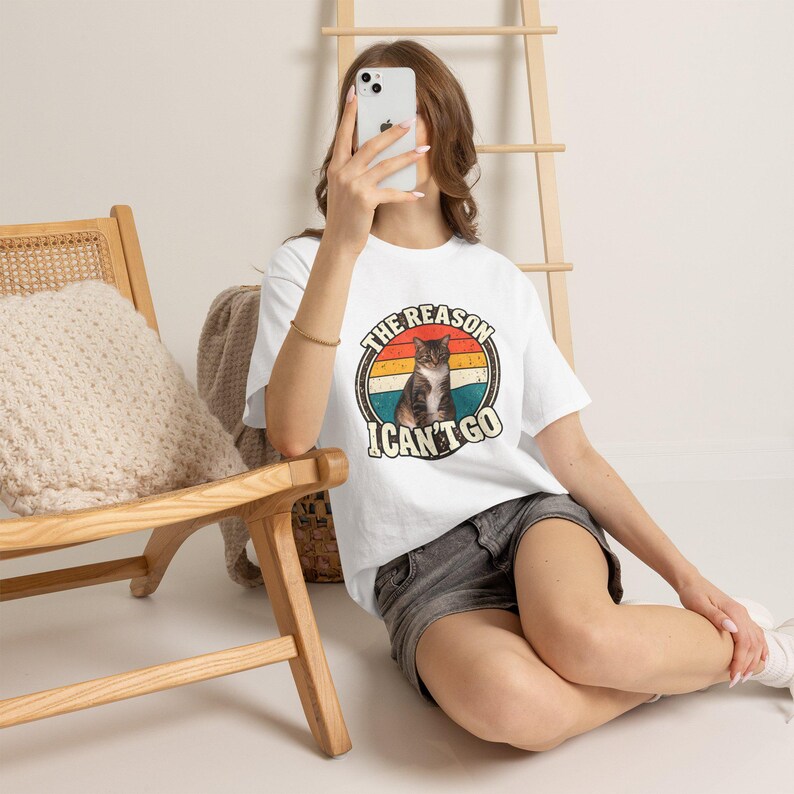 Camiseta personalizada com foto do seu pet | Camiseta personalizada para cachorro ou gato | Camiseta retrô "O motivo pelo qual não posso ir" | Presente divertido para amantes de animais imagem 6