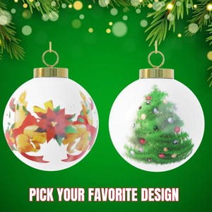Pu&ograve; includere: Due decorazioni natalizie sferiche bianche con tappi e anelli di sospensione dorati. La decorazione a sinistra presenta una stella di Natale rossa, nastri gialli e candele. Quella a destra mostra un albero di Natale verde con palline colorate. Il testo recita: PICK YOUR FAVORITE DESIGN.