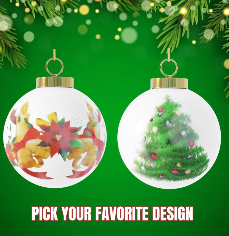 Pu&ograve; includere: Due decorazioni natalizie sferiche bianche con tappi e anelli di sospensione dorati. La decorazione a sinistra presenta una stella di Natale rossa, nastri gialli e candele. Quella a destra mostra un albero di Natale verde con palline colorate. Il testo recita: PICK YOUR FAVORITE DESIGN.
