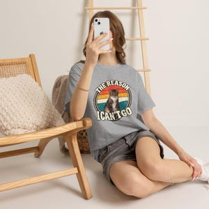 Camiseta personalizada com foto do seu pet | Camiseta personalizada para cachorro ou gato | Camiseta retrô "O motivo pelo qual não posso ir" | Presente divertido para amantes de animais imagem 9