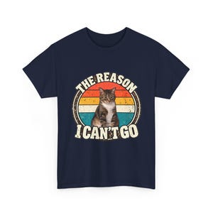 Camiseta personalizada com foto do seu pet | Camiseta personalizada para cachorro ou gato | Camiseta retrô "O motivo pelo qual não posso ir" | Presente divertido para amantes de animais imagem 19