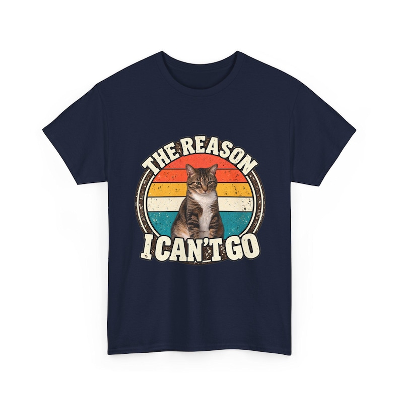 Camiseta personalizada com foto do seu pet | Camiseta personalizada para cachorro ou gato | Camiseta retrô "O motivo pelo qual não posso ir" | Presente divertido para amantes de animais imagem 19