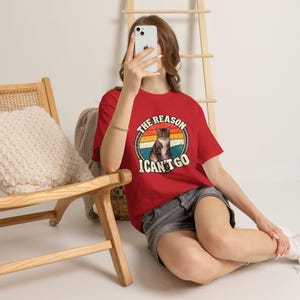 Camiseta personalizada com foto do seu pet | Camiseta personalizada para cachorro ou gato | Camiseta retrô "O motivo pelo qual não posso ir" | Presente divertido para amantes de animais imagem 14