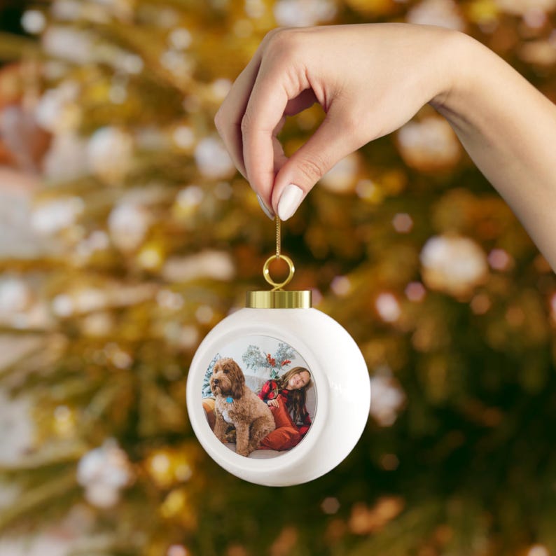 Decorazione natalizia rotonda personalizzata / Scegli la tua foto preferita con disegno di albero o campanelle sul retro / Regalo perfetto per le feste o come ricordo immagine 9