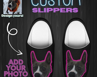 Może przedstawiać: Para czarnych kapci z białym podszewka. Kapcie mają różowy zarys pyska psa z przodu. Tekst "CUSTOM SLIPPERS" znajduje się u góry obrazu. Tekst "ADD YOUR PHOTO" znajduje się na dole obrazu.