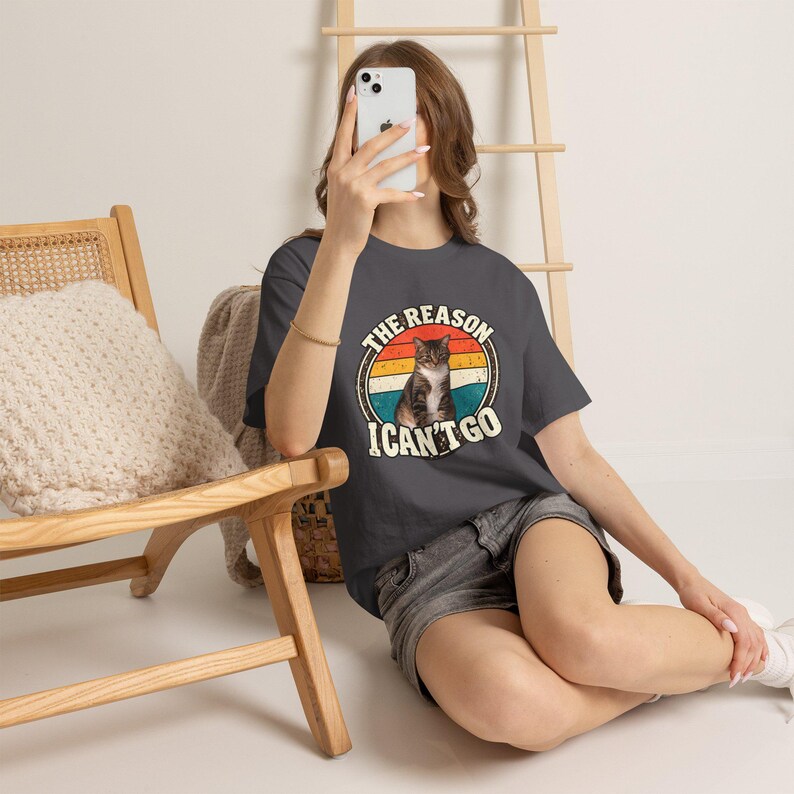 Camiseta personalizada com foto do seu pet | Camiseta personalizada para cachorro ou gato | Camiseta retrô "O motivo pelo qual não posso ir" | Presente divertido para amantes de animais imagem 12
