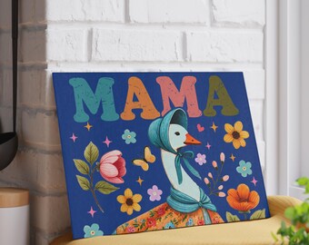 Peut inclure: Impression sur toile bleue avec une oie portant un bonnet et une robe à fleurs. Le mot "MAMA" est affiché en lettres colorées de style rétro au-dessus de l'oie. Des illustrations florales et de papillons entourent l'oie.