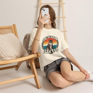 Camiseta personalizada com foto do seu pet | Camiseta personalizada para cachorro ou gato | Camiseta retrô "O motivo pelo qual não posso ir" | Presente divertido para amantes de animais imagem 11