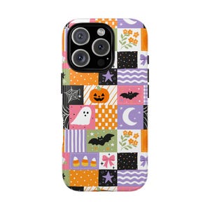 Puede incluir: Una funda para smartphone con un diseño de patchwork colorido que incluye ilustraciones de Halloween como calabazas naranjas, fantasmas blancos, murciélagos negros, telarañas, dulces, estrellas moradas, lunas y lazos rosas.