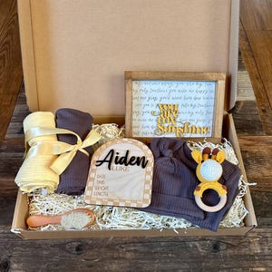 Personalized Baby Gift Set, Newborn Outfit, Wood Name Sign