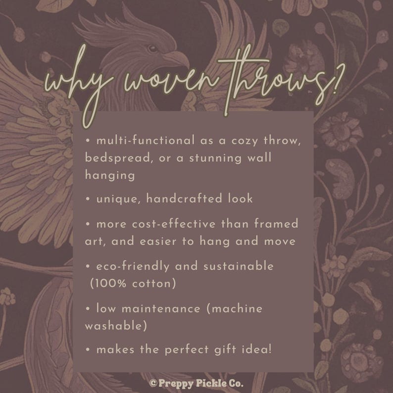 Op de afbeelding: Decoratieve afbeelding met de tekst 'waarom geweven plaids?' en een lijst met voordelen, zoals multifunctioneel, milieuvriendelijk en een perfect cadeau-idee. De achtergrond heeft een bloemen- en vogelontwerp. De tekst is in een decoratief lettertype.