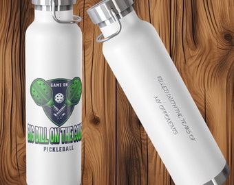 Lustig Pickleball Pickle Baller Big Dill auf den Platz Tränen meiner Gegner Geschenk 22 Unzen Kupfer Vakuum Isolierflasche