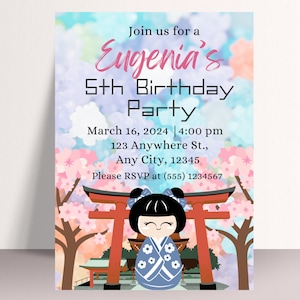 Puede incluir: Invitación a una fiesta con temática japonesa. Presenta una muñeca Kokeshi, un torii rojo y flores de cerezo. El texto incluye "Eugenia's 5th Birthday Party" y detalles del evento.