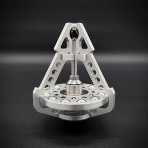 Exhibición de giroscopio tetraédrico / Escultura cinética de escritorio en aluminio mecanizado