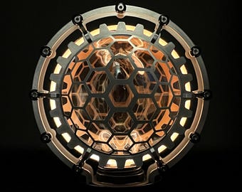 Lámpara de escritorio Steampunk Halo con LED ámbar y pantalla de engranajes mecánicos.