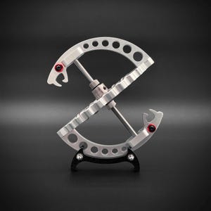 Espositore giroscopico a forma di serpente gemello con supporto / Scultura cinetica da tavolo moderna in alluminio lavorato