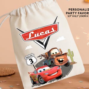 Peut inclure: Un sac de faveur de fête à cordon de serrage crème avec le texte "Lucas" dans un logo rouge et blanc. Le sac présente un graphisme de Flash McQueen et Martin du film Cars. Le sac mesure 15 cm x 21 cm.