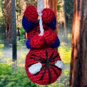 Cintre voiture Spiderman au crochet, crochet Spiderman, cadeau pour fan de Spiderman, araignée au crochet personnalisé, héros mignon suspendu à un miroir, cadeau pour lui elle