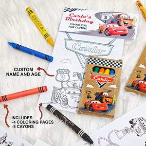 Könnte beinhalten: Ein Kinder-Party-Geschenkset mit Cars-Themen-Malvorlagen und Buntstiften. Das Set enthält Malvorlagen mit dem Namen "Carlo" und dem Text "Carlo's Birthday". Das Set enthält 6 Buntstifte und 4 Malvorlagen.