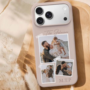 Pode incluir: Uma capa de silicone para telemóvel em bege claro com acabamento efeito pele, apresentando três fotografias de família impressas, o texto The Johnsons em cursivo e as iniciais M.T.P. A capa tem um recorte para câmara tripla.